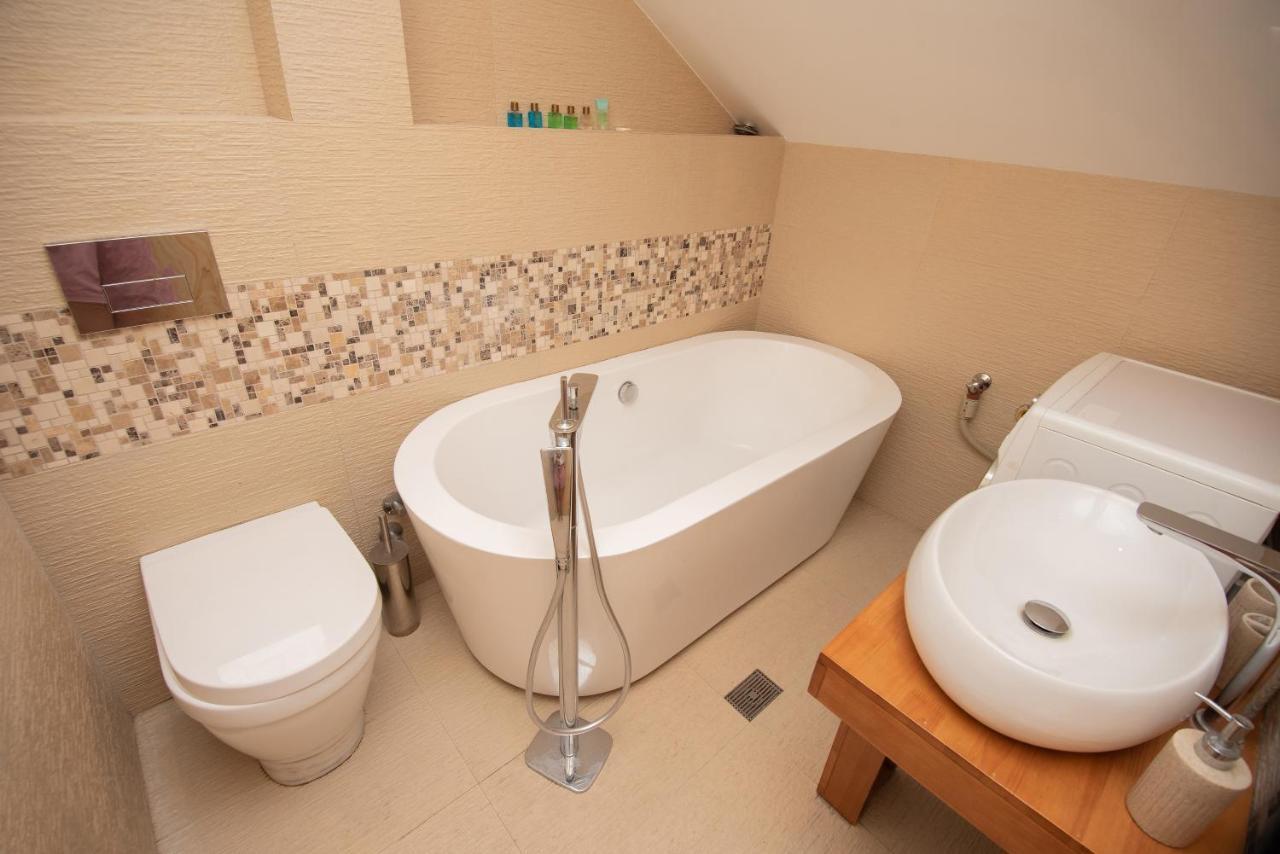 Luxury 4 Bedroom Apartment #1 In The City Center Of Tbilisi Exterior foto